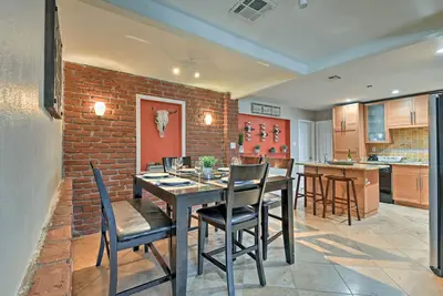 Image de Nouveau! Moderne, mise à jour de la maison Scottsdale avec patio arrière!