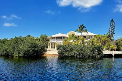 Image de Maison de luxe au bord de l'eau avec une vue incroyable sur un Acre complet, WiFi sécurisé gratuit