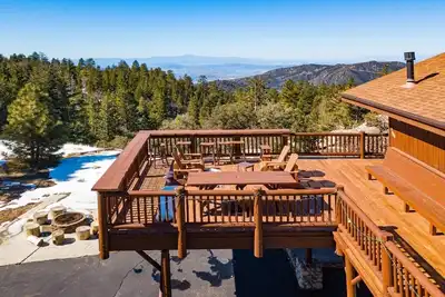 Image de Luxury Hilltop Log Cabin On 4. 5 Acres with Great Views