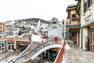 Image de Ski in -ski out et sur la rue Main près de tous les restaurants et vie nocturne