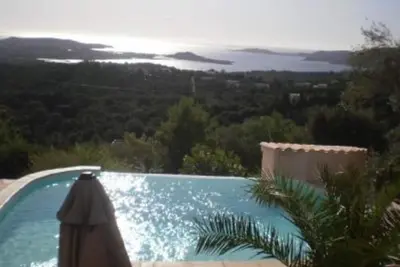 Image de villa vue mer panoramique avec jardin et piscine chauffée