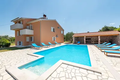 Image de Belle villa dans un endroit fantastique, piscine, jardin et salle de sport, Wi-Fi gratuit