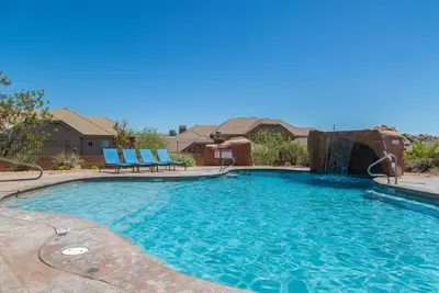 Image de 5 chambres et 3 1/2 salles de bain -Maison de ville de luxe à Colorland
