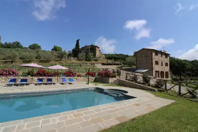 Image de Belle maison de vacances privée pour 7 personnes avec piscine privée, Tv et parking