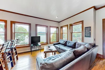 Image de Accueil au bord du lac avec foyer extérieur, quai privé - près du centre-ville