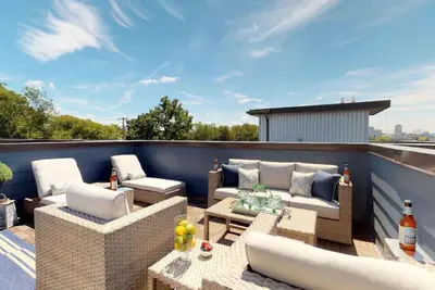 Image de 2 chambres / 2. 5 Ponts Baths-Rooftop avec Urban Flair-6 personnes