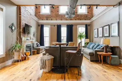 Image de Loft historique du centre-ville | 9 + lits | À 10 min de Louisville Expo et Churchill