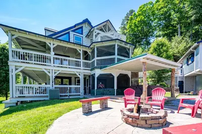 Lac de la cabine familiale et piscine, cour, foyer, privé! Vues fabuleuses, Wifi
