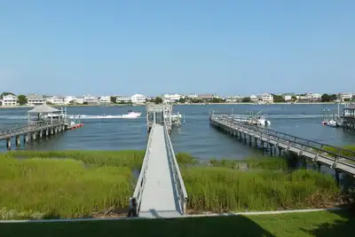 Image de Beachouse on Sound avec quai privé et toboggan!