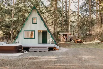 Image de FrançaisSnowline Cabin - Une retraite de montagne nostalgique et rustique