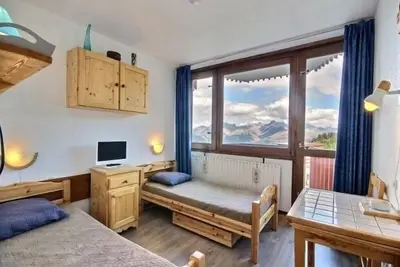 Image de Studio rénové au pied des pistes avec balcon et jolie vue