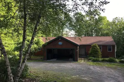 Image de Lac Winni, promenade jusqu'à la plage, rampe de mise à l'eau, capacité de 18, 3 acres, table de billard, foyer, canoë