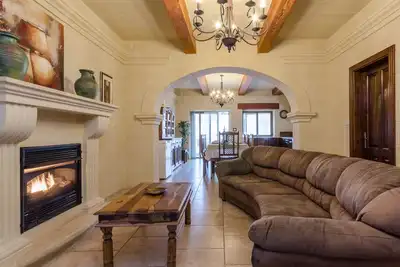 Image de 5 chambres 4 salles de bains avec piscine privée.