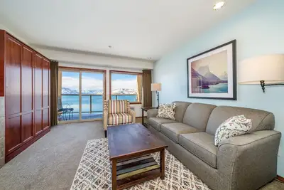 Image de Vue sur le lac Grandview 520! Condo de luxe Waterfront, peut accueillir jusqu'Ă 6!