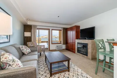 Image de Grandview Lake View 512! Condo de luxe Waterfront, peut accueillir jusqu'Ă 6!