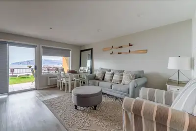 Image de Grandview Lake View 105! Condo de luxe Waterfront, peut accueillir jusqu'Ă 6!