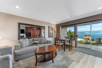 Image de Grandview Lake View 106! Condo de luxe Waterfront, peut accueillir jusqu'Ă 6!