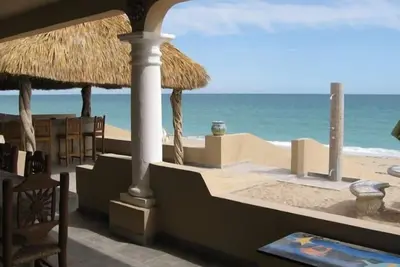 Les 4 chambres principales sont en front de mer avec lits king-size
