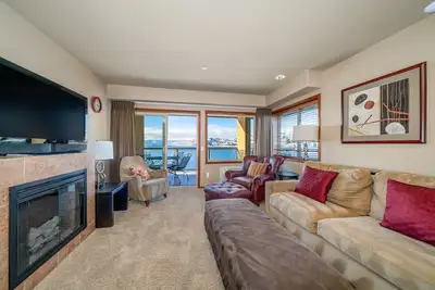 Image de Grandview Lake View 528! Luxueux condo de 2 chambres Ă coucher au bord de l'eau, pour 6 personnes!