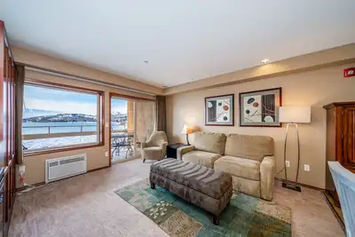 Image de Grandview Lake View 517! Condo de luxe Waterfront, peut accueillir jusqu'Ă 6!