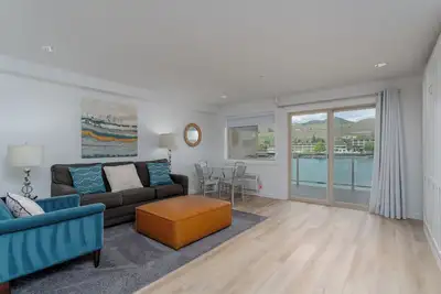 Image de Grandview River View 628! Condo de luxe Waterfront, peut accueillir jusqu'Ă 6!