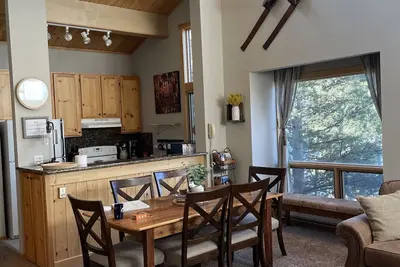 Image de Condo de luxe abordable 2br / 2ba avec vue. Marche vers les pistes / ville