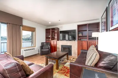 Image de Grandview Lake View 401! Condo de luxe 2 chambres au bord de l'eau, peut accueillir jusqu'à 6!