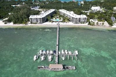 Image de Hiver Au Paradis Condo Islamorada au bord de l'océan avec un immense T-Dock à Beacon
