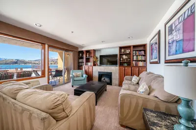 Image de Grandview Lake View 104! Luxueux condo de 2 chambres à coucher au bord de l'eau, pour 6 personnes!