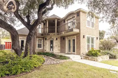 Image de Spacieuse Home \/ Grands Groupes \/ 6bdrm \/ 4ba \/ 11beds \/ Emplacement IDÉAL \/ Franklin Bbq!