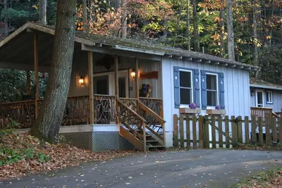 Image de Sur Babbling Brook - Clôturé - Hot Tub - Foyer au gaz. Animaux Ok - mai vente!
