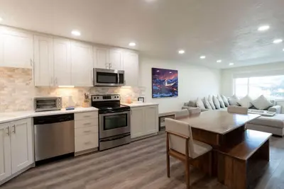 Image de Premium Distinct Mountain Condo moderne de 2 chambres