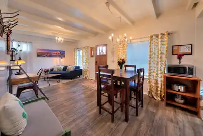 Image de Jardins du désert # 3 Arches à proximité! Cottage du centre-ville avec bain à remous et jardins luxuriants!