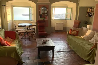 Image de Appartement dans immeuble ancien avec vue sur la mer