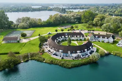 Image de Nouveau lodge au bord du lac accueillant les animaux de compagnie et la retraite parfaite des Cotswolds