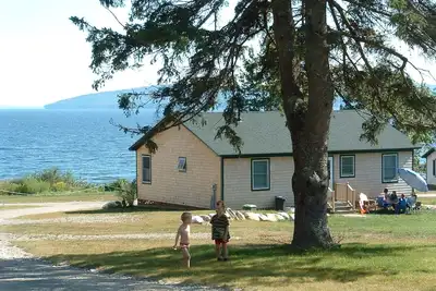 Image de Belfast Beach House avec 3 chambres, 2 salles de bain et des vues spectaculaires sur l'océan
