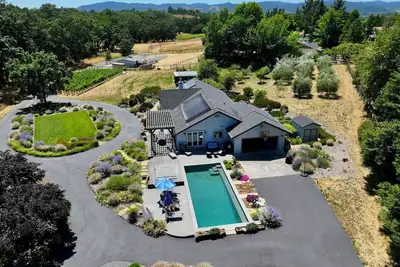 Image de 1. 6 acres de vie intérieure \/ extérieure - à quelques minutes de la place Healdsburg