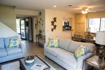 Image de Retraite d'hiver avec Tennis Gratuit! 5 minutes à pied de la plage! Projeté dans Porch!