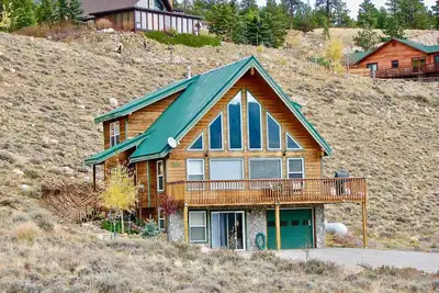 Image de Vue sur le lac au Lone Pine Lodge. 3 chambres, 2 salles de bain. 10 couchages