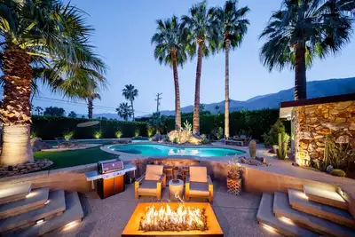 Image de Maison moderne classique de Palm Springs au milieu du siècle avec cour privée