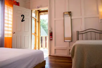 Image de Cabane au sommet d'un arbre dans une ferme tropicale avec salle de bain partagée