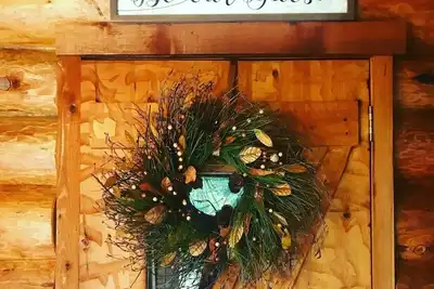 Image de Chalet en bois rond au bord du lac avec espace d'enseignement \/ studio disponible pour les retraites.