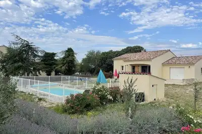 Image de Maison Ocre. Maison pour vos Vacances avec Piscine privée.