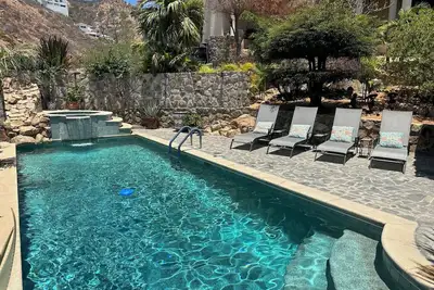 Image de Maison de luxe avec des chambres spacieuses situées dans la communauté fermée d'El Pedregal