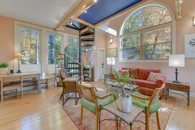 Cozy Hot Springs Cottage w / Deck & River Access!