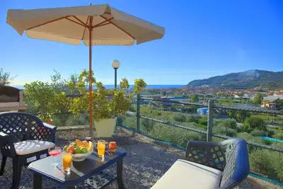 Image de Casa Ilaria - Petite villa individuelle pour 4 personnes, avec jardin et vue sur la mer