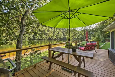 Image de Cozy Waterfront Cottage w \/ terrasse sur la rivière blanche!