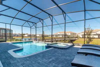 Image de Ultimate 6 Bedroom Storey Lake Home Avec salle de jeux Brand New home Belle visualisation