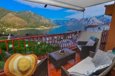 Image de Appartement Sea View est de 70 mètres carrés avec un design moderne et une vue imprenable.