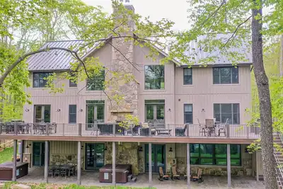 Image de 8 Master Suites, piscine privée, au bord du lac!